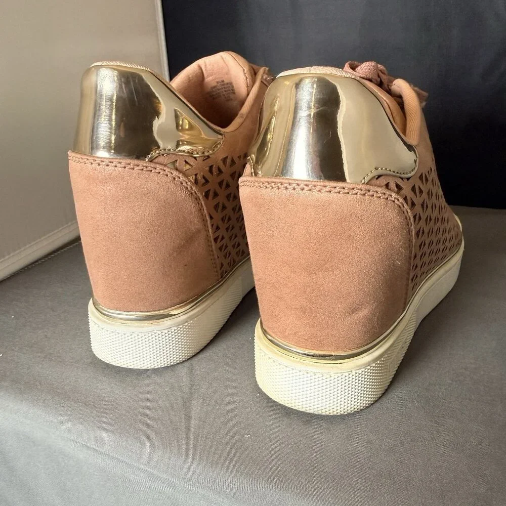 GUESS Women's Size 9.5 FLOWURS7 Pink Rose Gold Hidden Wedge Sneakers - Picture 3 of 5